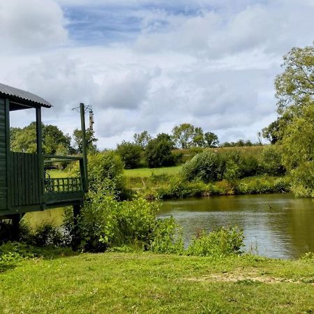 Charming Tranquil Shepherds Hut With Lakeside Balcony 'Roach' Uckfield Buitenkant foto