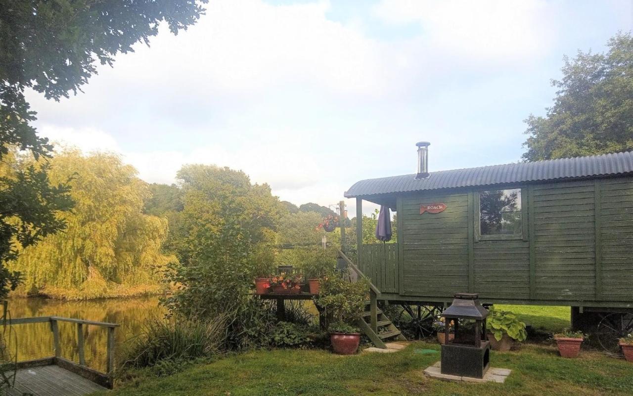 Charming Tranquil Shepherds Hut With Lakeside Balcony 'Roach' Uckfield Buitenkant foto