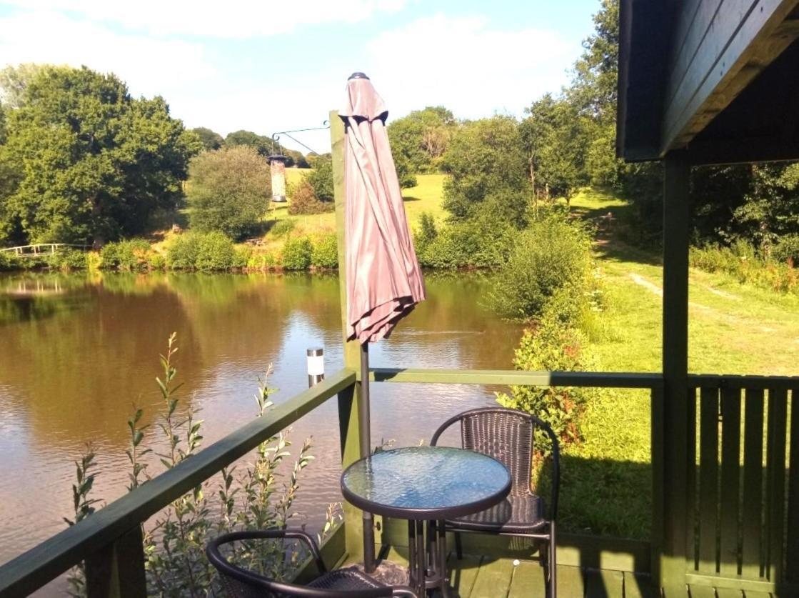 Charming Tranquil Shepherds Hut With Lakeside Balcony 'Roach' Uckfield Buitenkant foto
