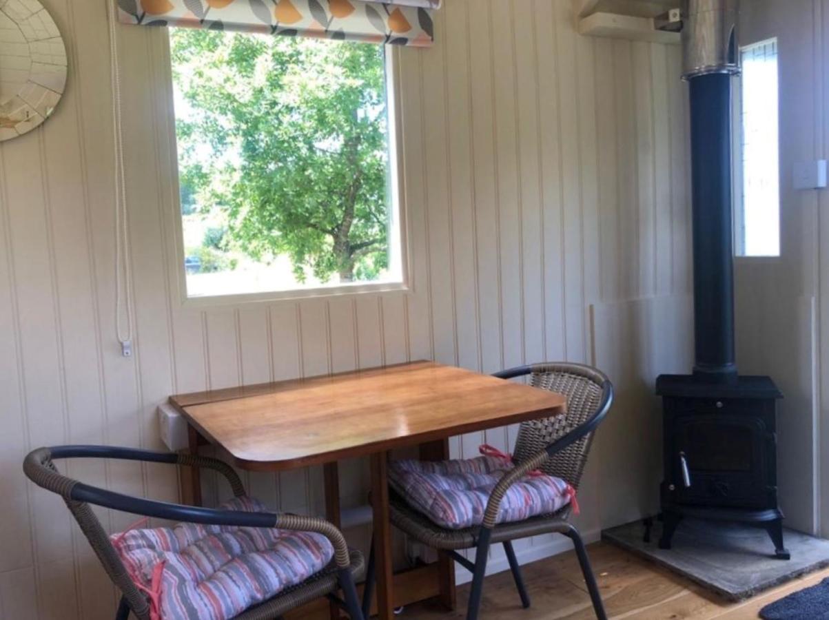 Charming Tranquil Shepherds Hut With Lakeside Balcony 'Roach' Uckfield Buitenkant foto