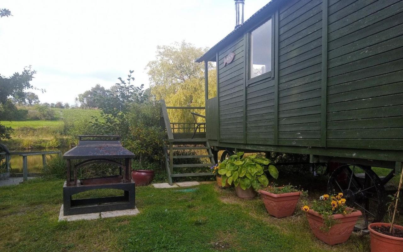 Charming Tranquil Shepherds Hut With Lakeside Balcony 'Roach' Uckfield Buitenkant foto