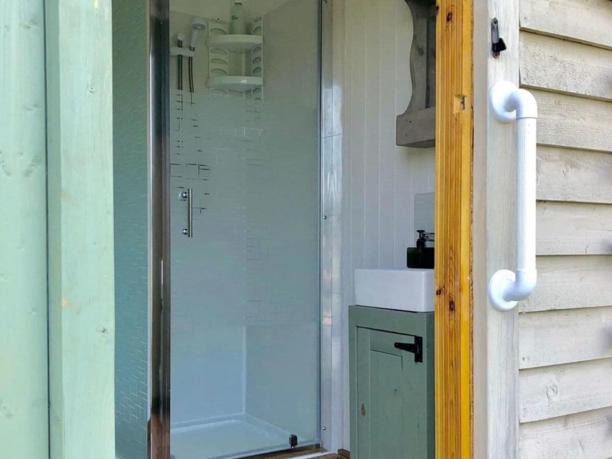 Charming Tranquil Shepherds Hut With Lakeside Balcony 'Roach' Uckfield Buitenkant foto