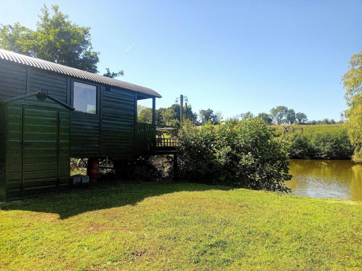 Charming Tranquil Shepherds Hut With Lakeside Balcony 'Roach' Uckfield Buitenkant foto