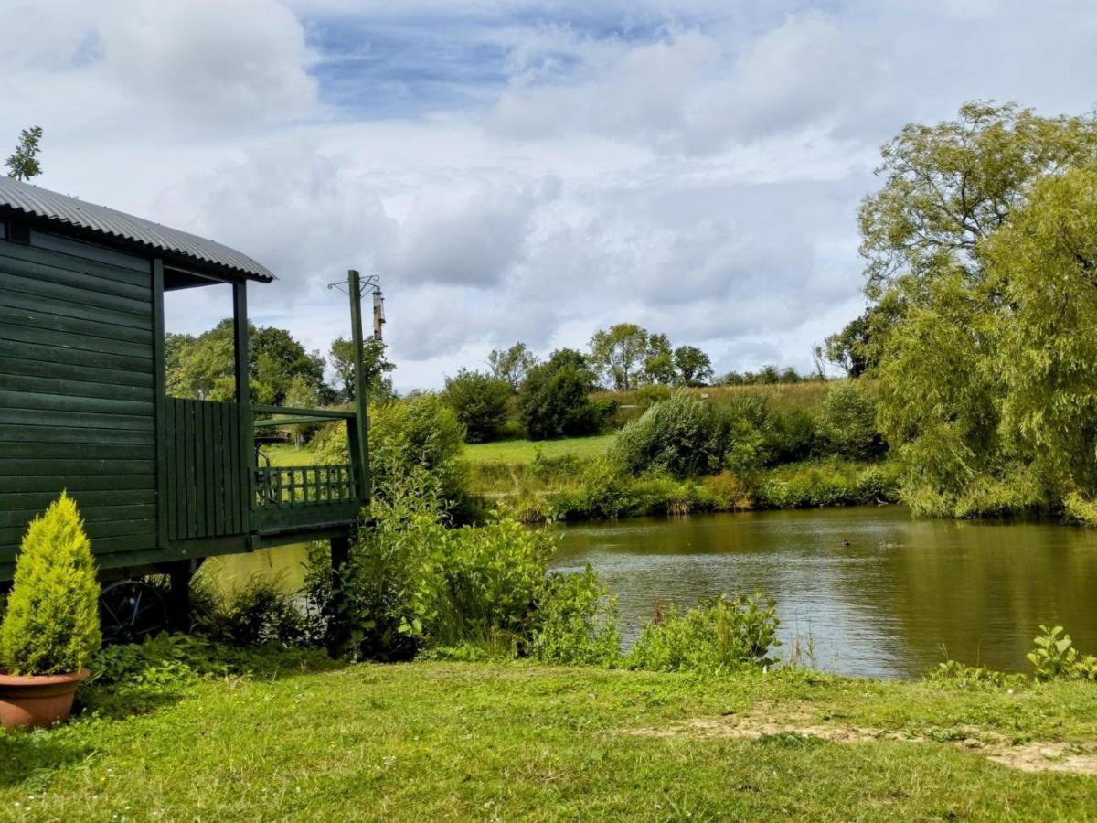 Charming Tranquil Shepherds Hut With Lakeside Balcony 'Roach' Uckfield Buitenkant foto