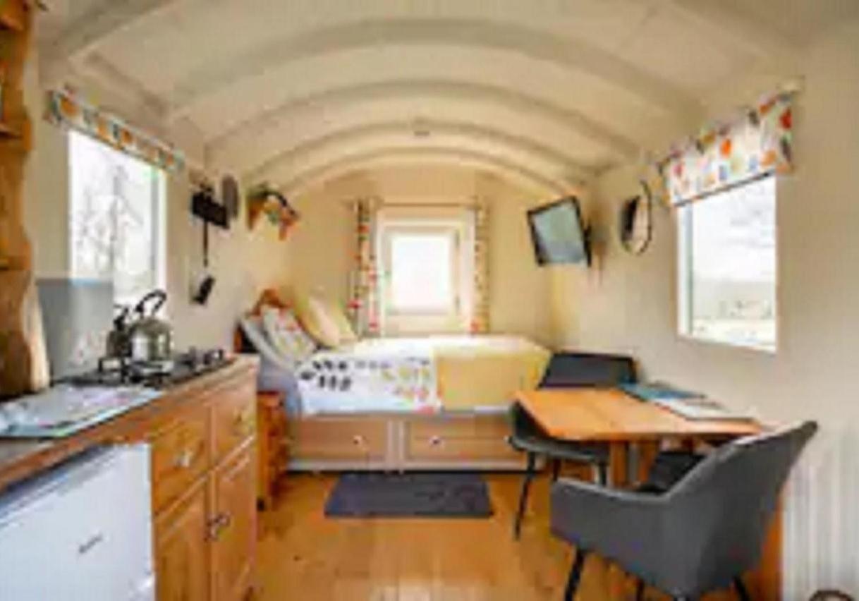 Charming Tranquil Shepherds Hut With Lakeside Balcony 'Roach' Uckfield Buitenkant foto