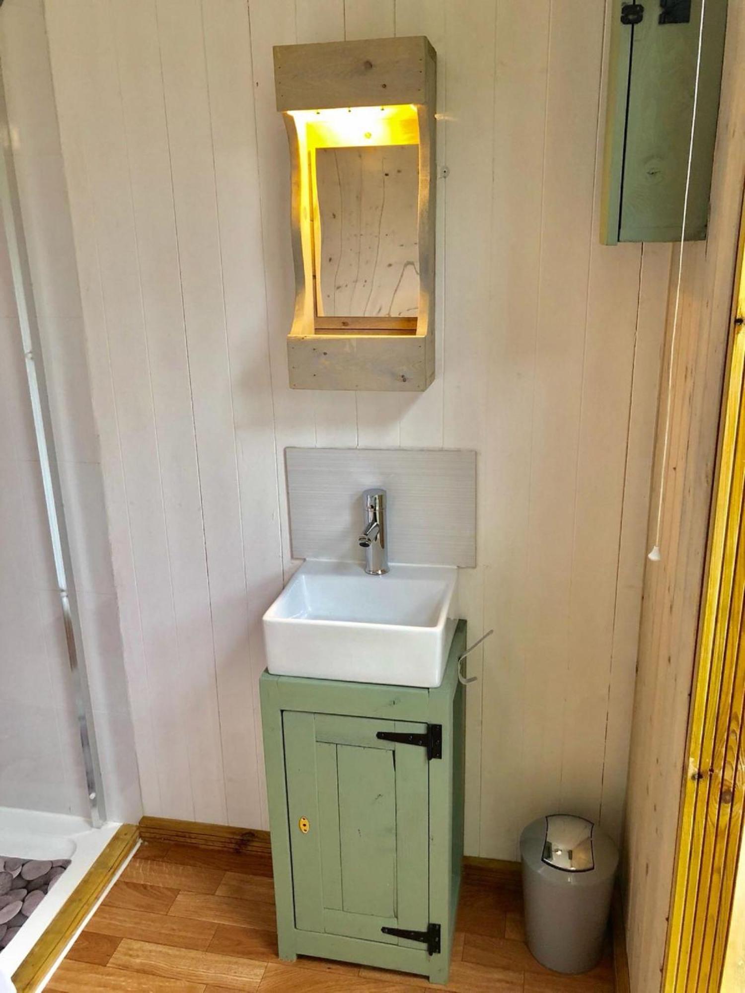 Charming Tranquil Shepherds Hut With Lakeside Balcony 'Roach' Uckfield Buitenkant foto