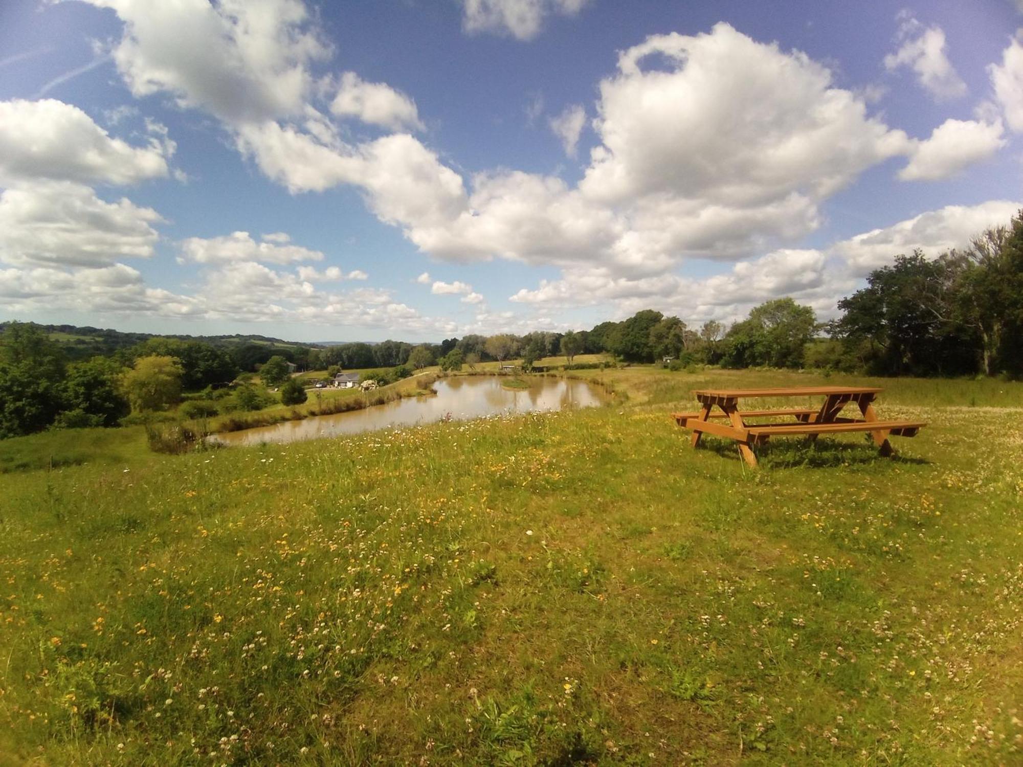 Charming Tranquil Shepherds Hut With Lakeside Balcony 'Roach' Uckfield Buitenkant foto