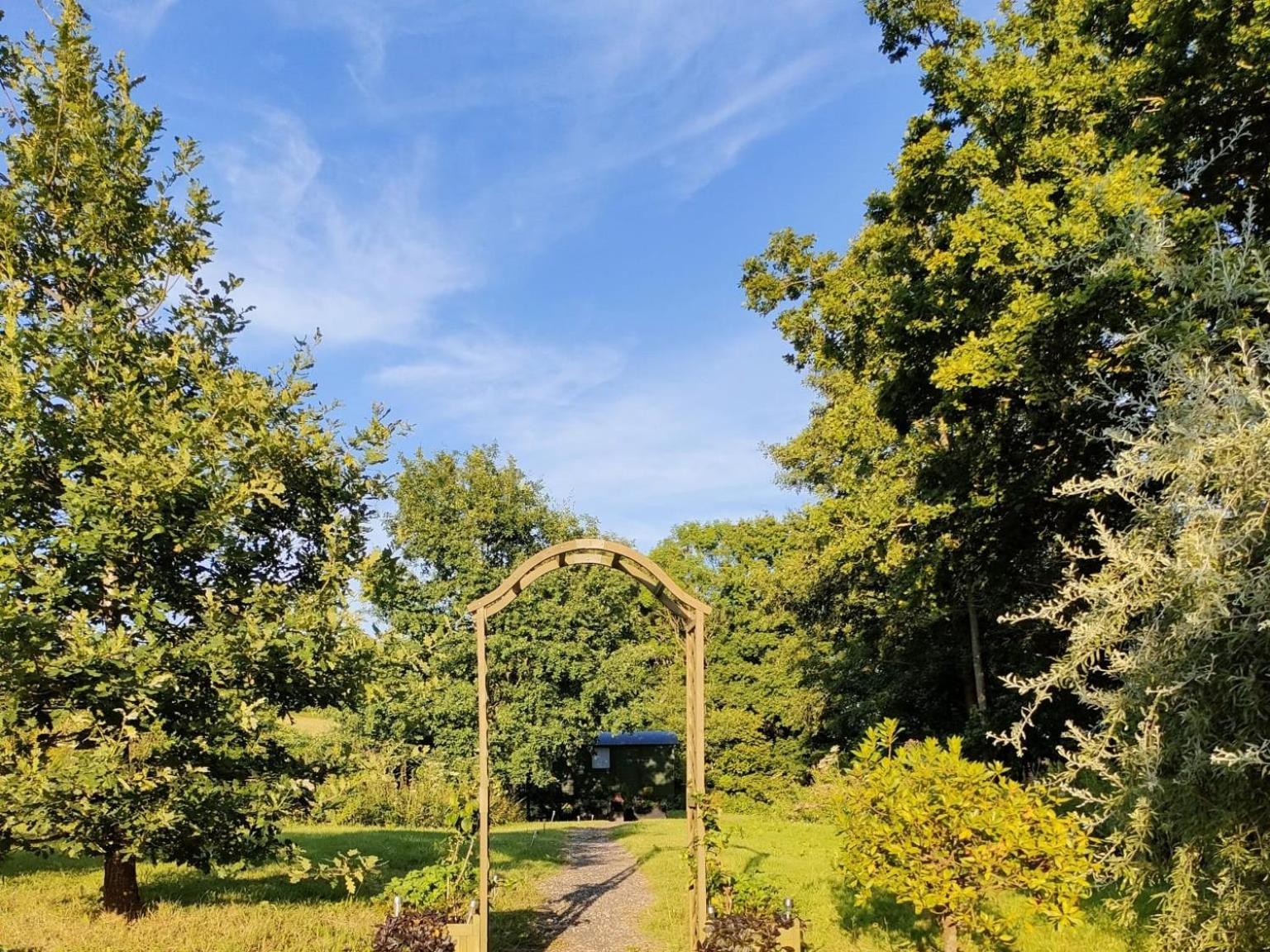 Charming Tranquil Shepherds Hut With Lakeside Balcony 'Roach' Uckfield Buitenkant foto